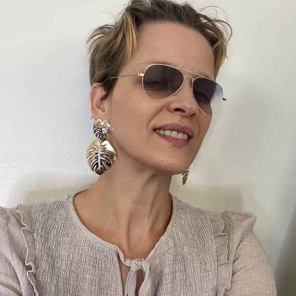 💕Beautiful Gold Plantain Leaves Fashion Earrings💕 - Picture 4 of 5